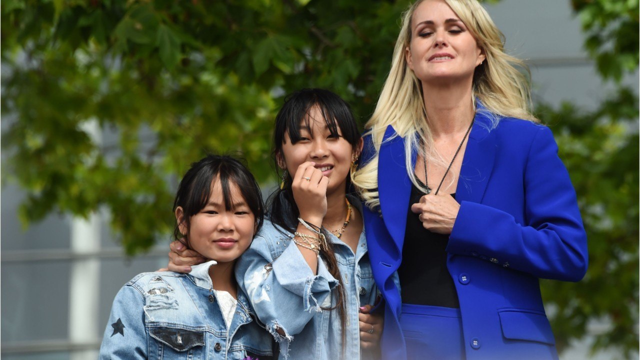 GALA VIDEO - Laeticia Hallyday confinée avec Jade et Joy à Los Angeles : câlins et cuisine au programme !
