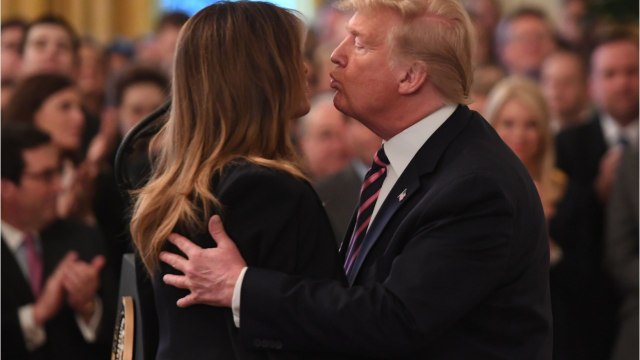 GALA VIDEO - Melania Trump esquive (encore) un baiser de son mari… ce geste très commenté après une semaine éprouvante