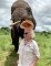Un éléphant qui vole le chapeau d'une femme touriste !