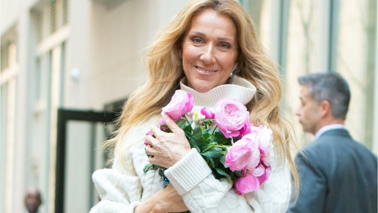 GALA VIDEO : Céline Dion, ultra-lookée, jette des fleurs à ses fans new-yorkais : cette vidéo qui déconcerte