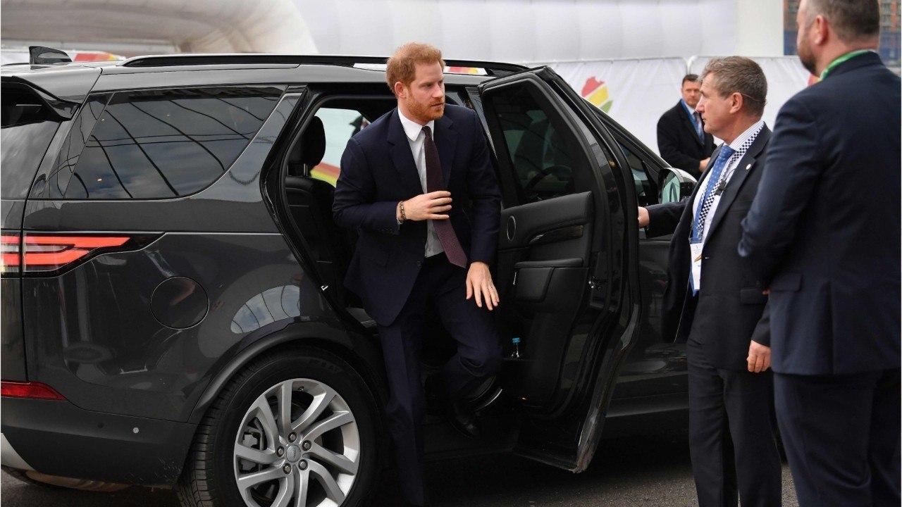 GALA VIDEO Le prince Harry est arrivé au Royaume : premiers pas en mode incognito depuis le Megxit
