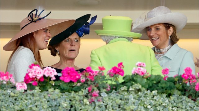 GALA VIDEO - Sarah Ferguson : cet appel du pied remarqué à Elizabeth II, avant le mariage de sa fille Beatrice
