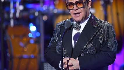 GALA VIDEO - Elton John atteint d'une sévère pneumonie, il donne des nouvelles de sa santé
