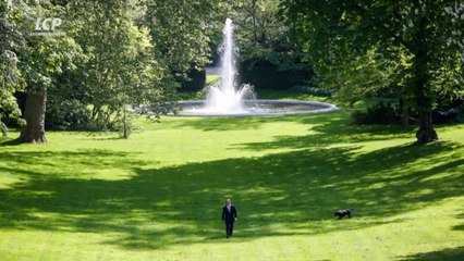GALA VIDÉO - François Hollande tout seul dans l’herbe : ce cliché volé... par son photographe officiel