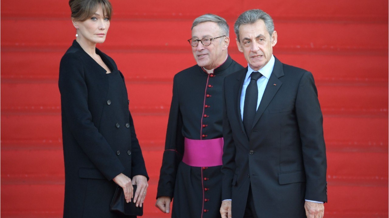 GALA VIDEO : Comment Carla Bruni-Sarkozy aide l'ancien président à rassembler sa famille