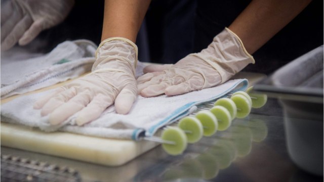 GALA VIDÉO - Top Chef : déjà un coup dur pour le nouveau juré Paul Pairet… à cause du coronavirus