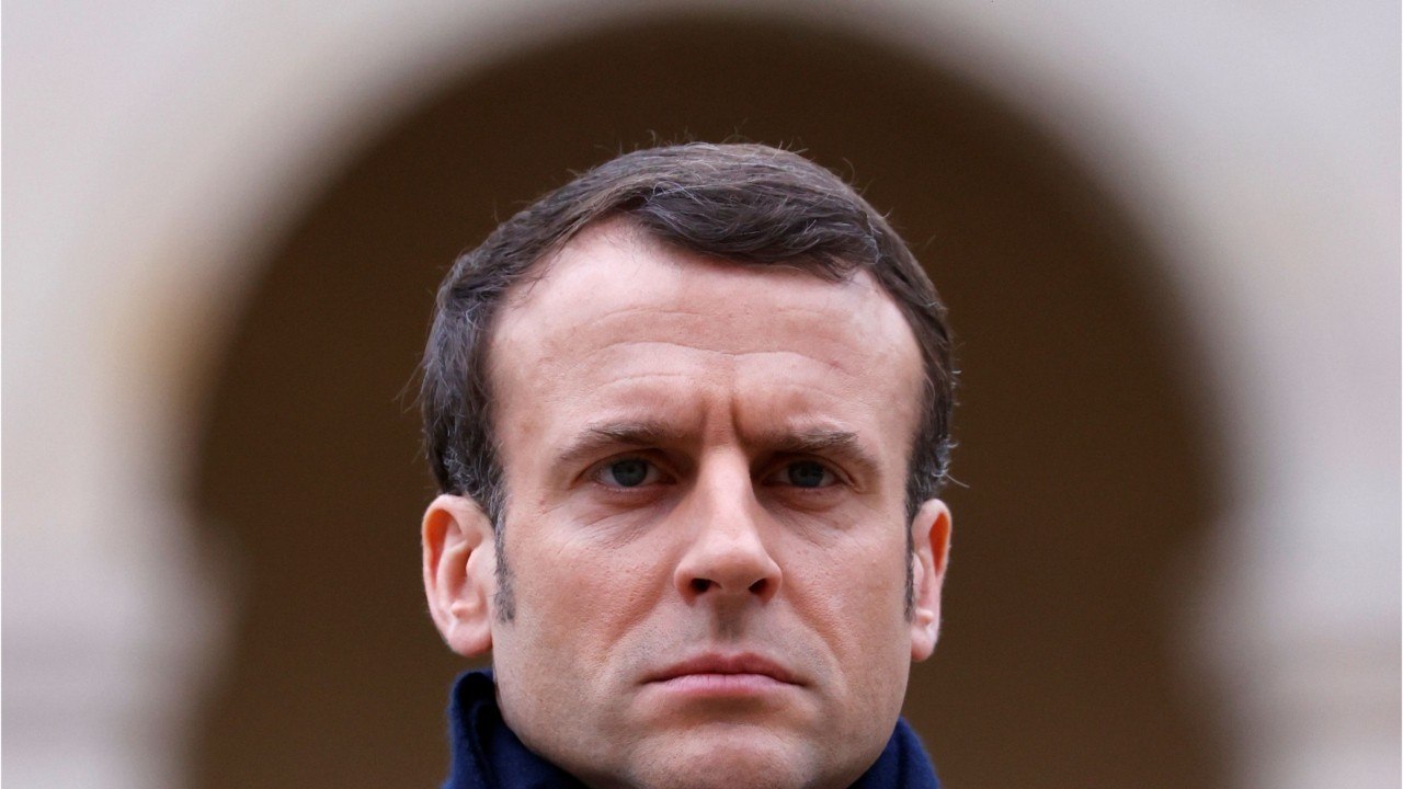 GALA VIDÉO - Emmanuel Macron a changé une habitude depuis l'épidémie du Coronavirus