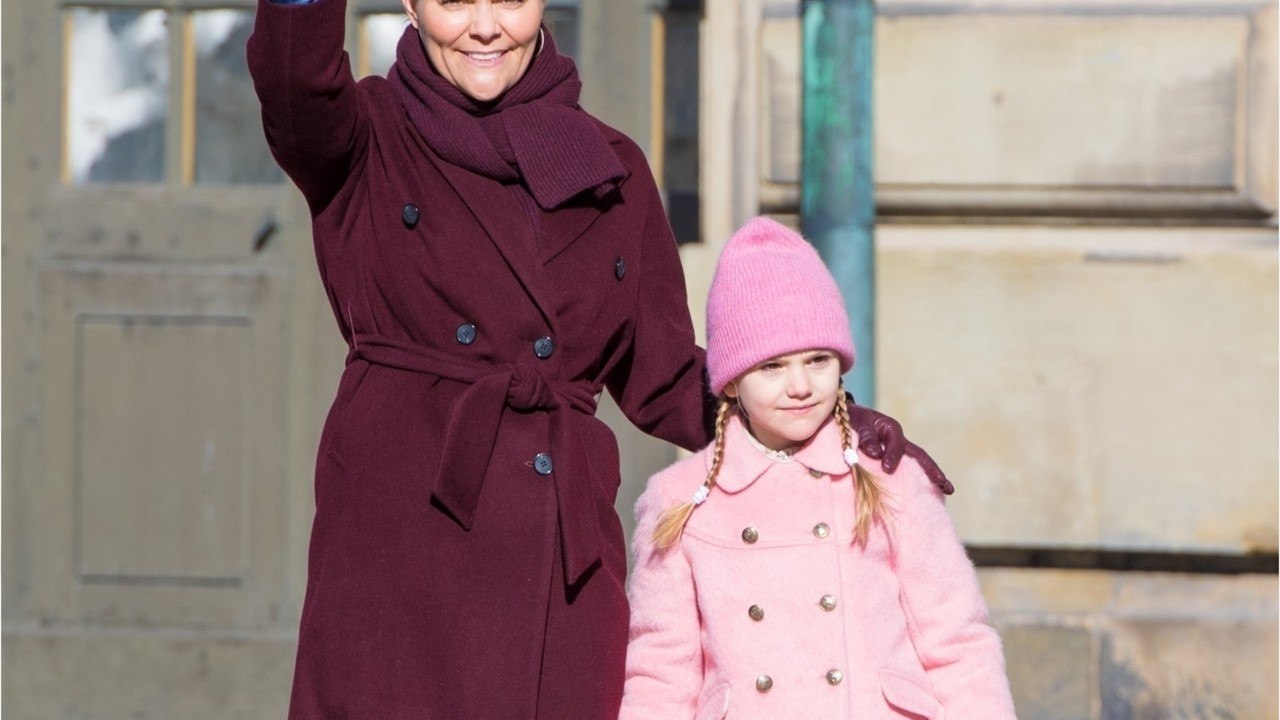 GALA VIDÉO - PHOTO – Victoria de Suède partage un tendre moment de complicité avec sa fille, la princesse Estelle