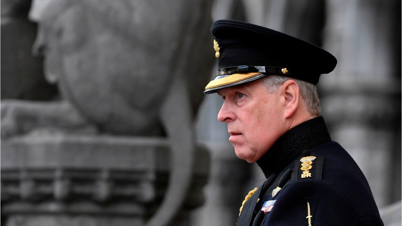 GALA VIDEO - Le prince Andrew rabaissé pour son anniversaire : la reine Elizabeth II lui a retiré son titre d’Altesse Royale dans ses souhaits