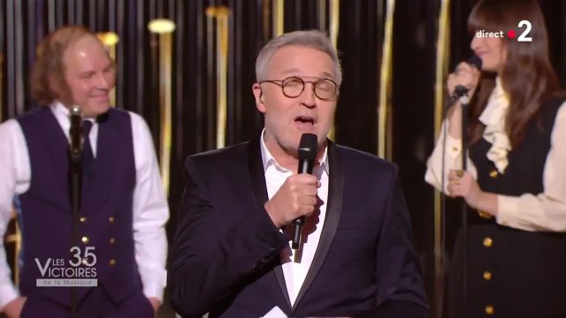 GALA VIDÉO - Laurent Ruquier rend un bel hommage à son amie Marie Laforêt aux Victoires de la musique