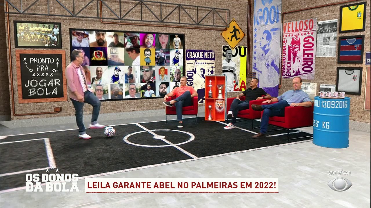O português fica! A presidente do Palmeiras, Leila Pereira, garantiu que Abel Ferreira fica para a próxima temporada no Verdão! 2022 de muitos títulos?#OsDonosdaBola