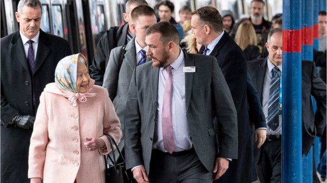 GALA VIDEO : Elizabeth II “forcée” de punir les Sussex ? Meghan Markle plaide la “jalousie” des autres membres de la famille royale