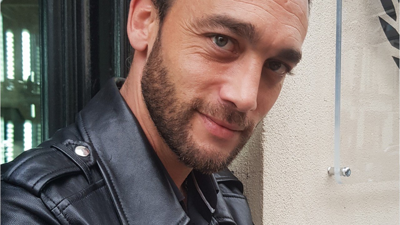 GALA VIDEO - Jean-Baptiste Guégan : le sosie vocal de Johnny Hallyday va collaborer avec une célèbre animatrice