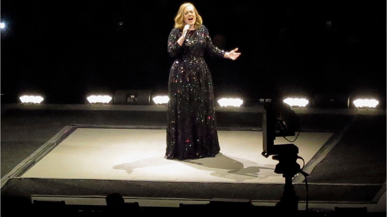 GALA VIDEO : PHOTO - Adele amaigrie et le visage figé : ses fans ne la reconnaissent plus