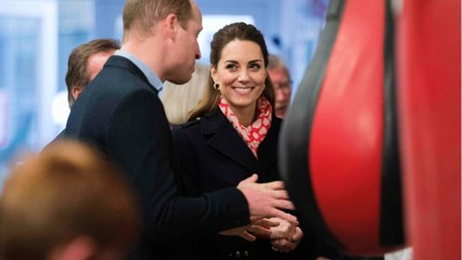 GALA VIDEO - Surprise, surprise : Kate Middleton émue de retrouver deux de ses anciens profs