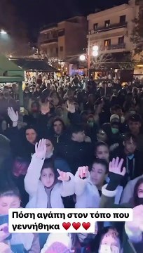 Τσαλίκης: Άναψε το χριστουγεννιάτικο δέντρο στη Στυλίδα - Έγινε «πάρτι» στο Instagram