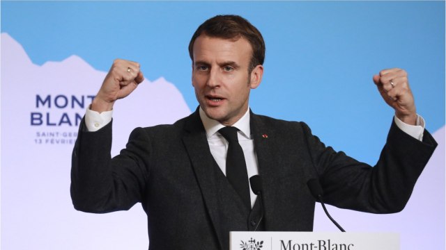 GALA VIDEO - Emmanuel Macron écolo : l’Elysée remplace les bouteilles en plastique par des gourdes
