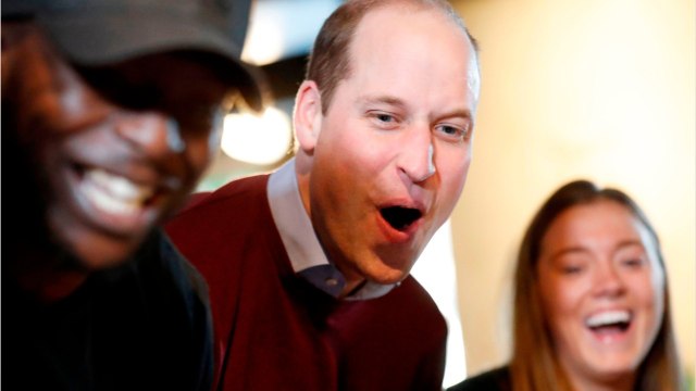 GALA VIDEO - Le prince William donne de sa personne : et maintenant, il joue au babyfoot !