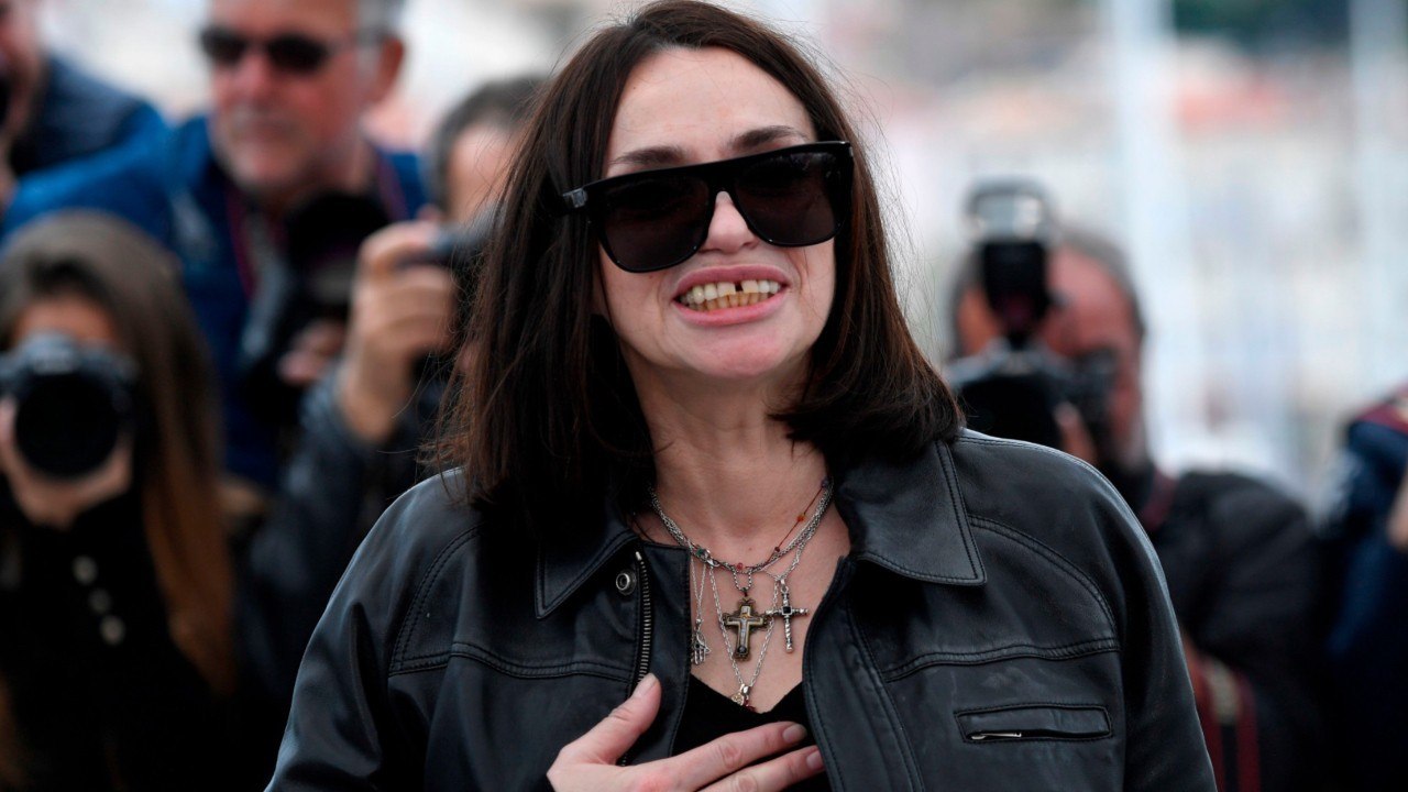 GALA VIDEO - Béatrice Dalle contrainte d’annuler un engagement pour "raisons familiales"