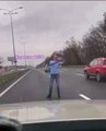 Il stoppe les voitures sur une autoroute pour laisser passer des chien