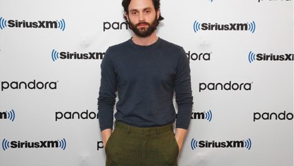 GALA VIDEO - Après deux fausses couches, la femme de Penn Badgley (You) enceinte affiche son ventre rond