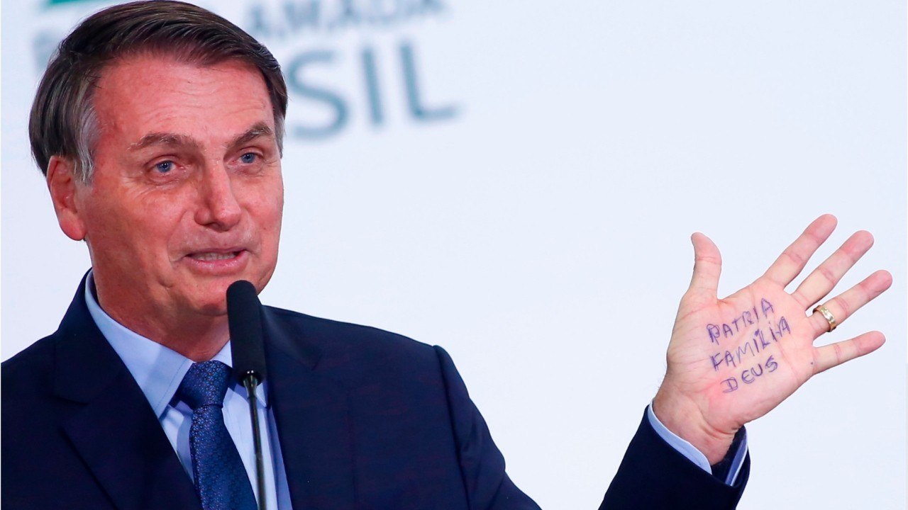 GALA VIDEO - Jair Bolsonaro : après les insultes contre Brigitte Macron, le président brésilien dérape encore