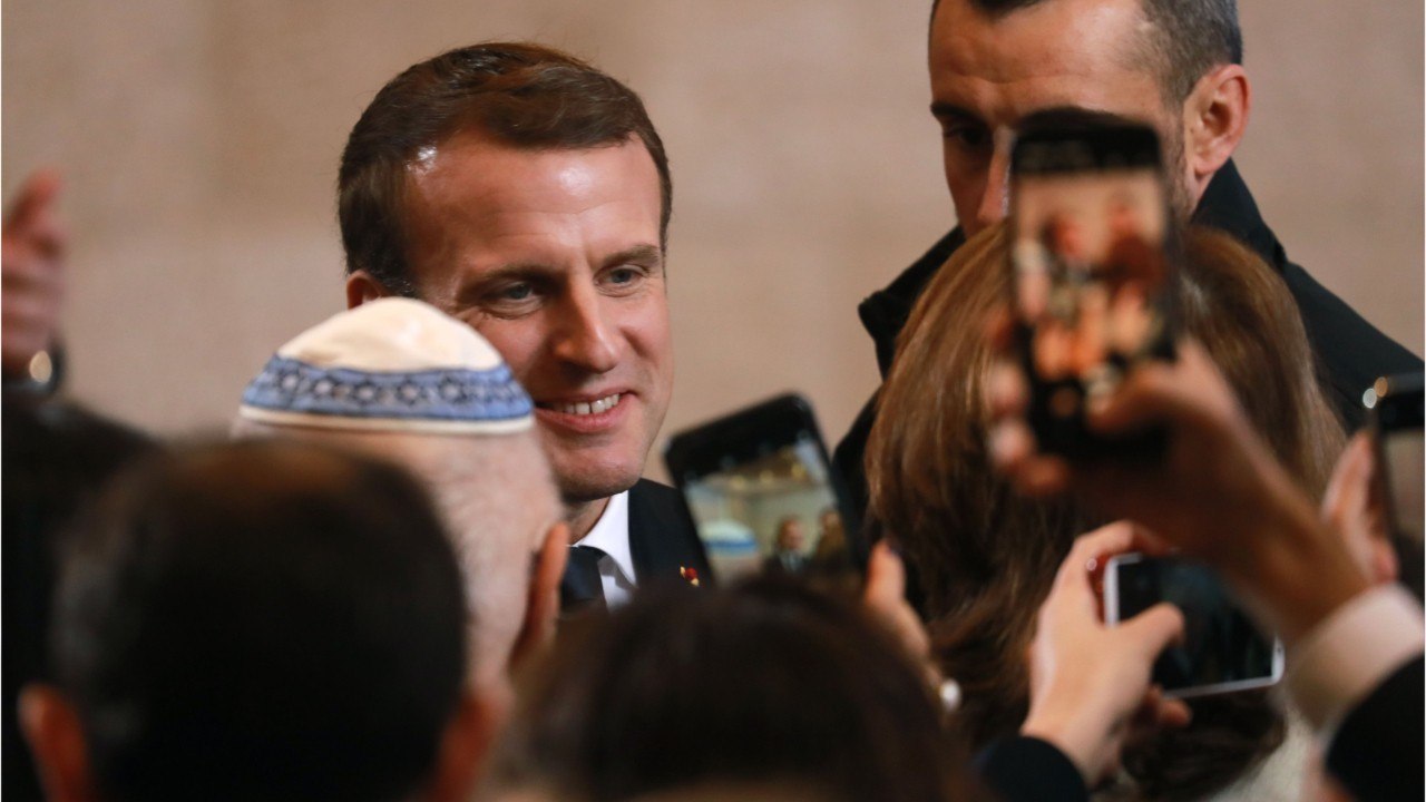 GALA VIDEO - Emmanuel Macron : cette petite habitude qu'il n'a pas perdue depuis qu'il est président