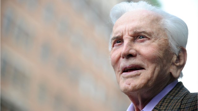 GALA VIDEO - Mort de Kirk Douglas : comment sa femme l’a envoyé balader lors de leur premier rendez-vous