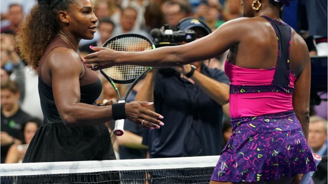GALA VIDEO - Serena Williams et sa soeur Venus prises à parti dans le houleux divorce de leur père