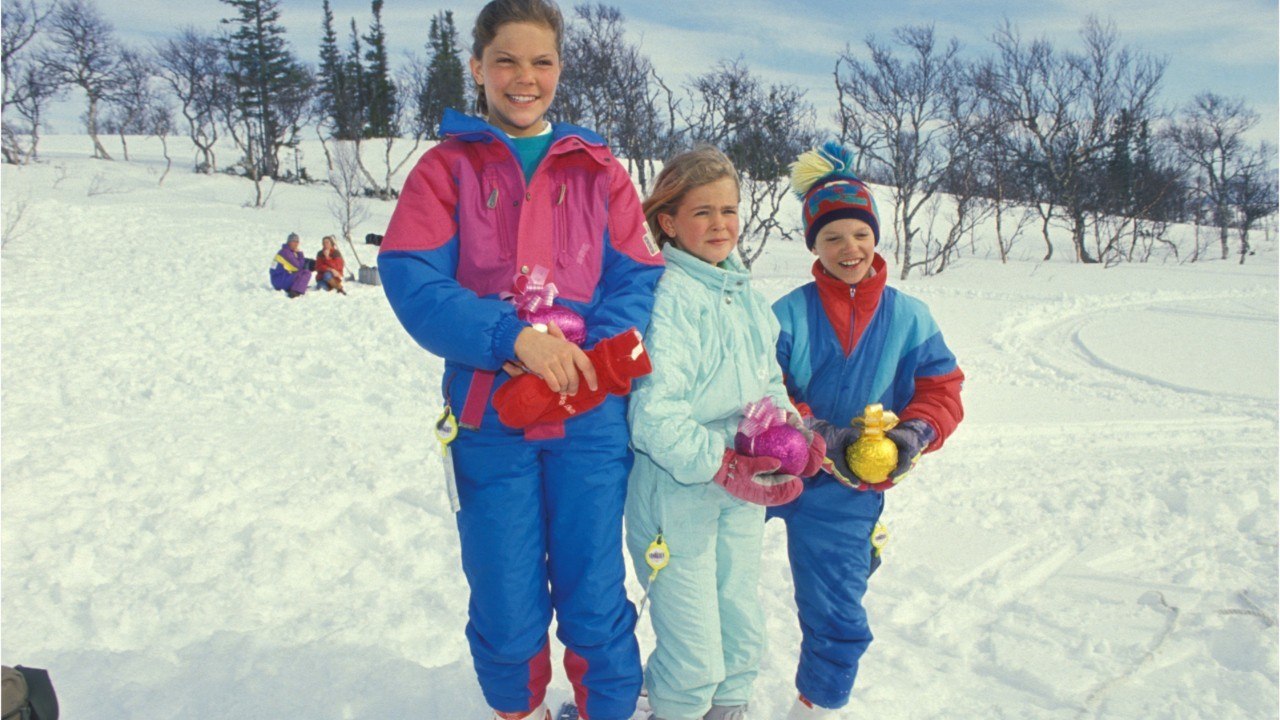 GALA VIDEO - Victoria de Suède : sa fille Estelle fait le show en béquilles, après son accident au ski