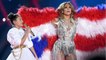 GALA VIDEO - PHOTO – Jennifer Lopez : sa fille Emme, 11 ans, fait le show au Super Bowl, c'est son portrait craché !