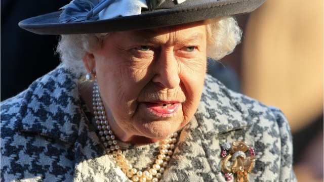 GALA VIDEO - Elizabeth II pas épargnée : après le Megxit, elle doit faire face à un autre retrait historique