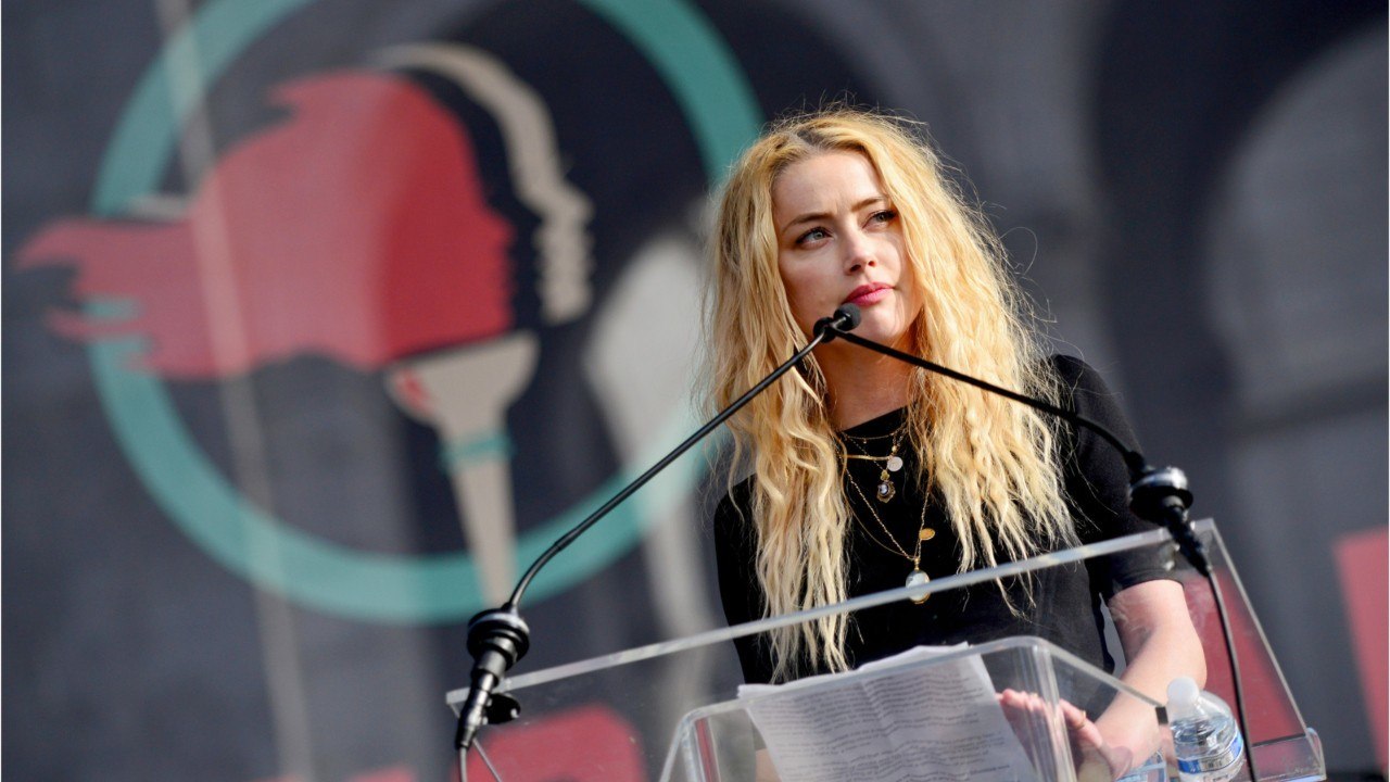 GALA VIDÉO - Amber Heard reconnaît avoir « frappé " Johnny Depp dans un enregistrement audio