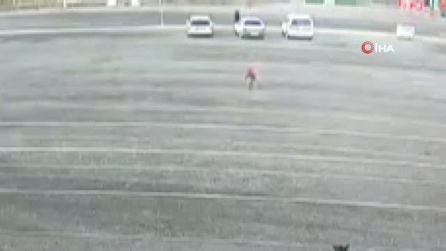 Köpeklerin saldırdığı çocuğu canı pahasına kurtardı