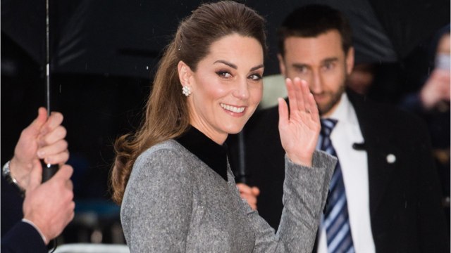 GALA VIDEO - Kate Middleton chic et sobre : elle recycle sa robe Catherine Walker pour les commémorations de l'Holocauste