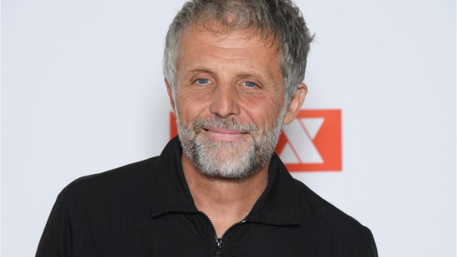 GALA VIDEO - Stéphane Guillon critique Emmanuel Macron « le roi soleil et François Hollande « le capitaine du Concordia