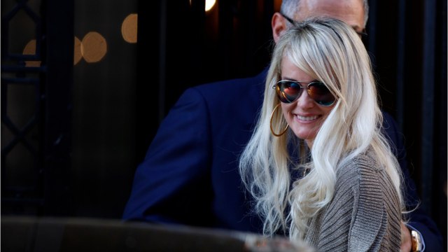 GALA VIDÉO - L'hommage de Laeticia Hallyday à Johnny lors de son road trip américain