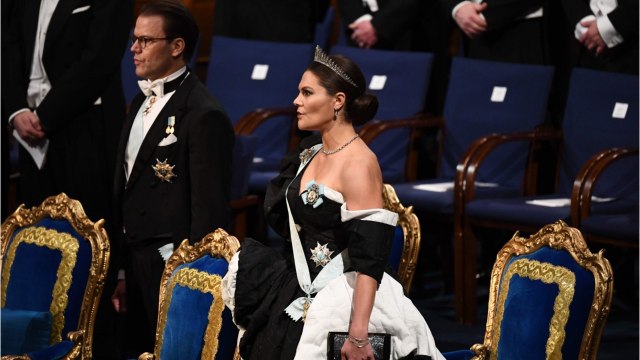 GALA VIDEO - Grosse frayeur pour Victoria de Suède : sa fille Estelle victime d'une mauvaise chute à skis