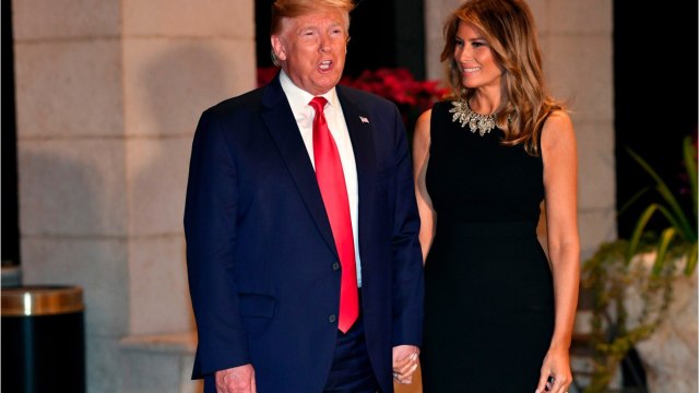 GALA VIDÉO - Melania Trump glamourissime dans une robe Givenchy à 3290 euros pour son Nouvel An à Mar-a-Lago