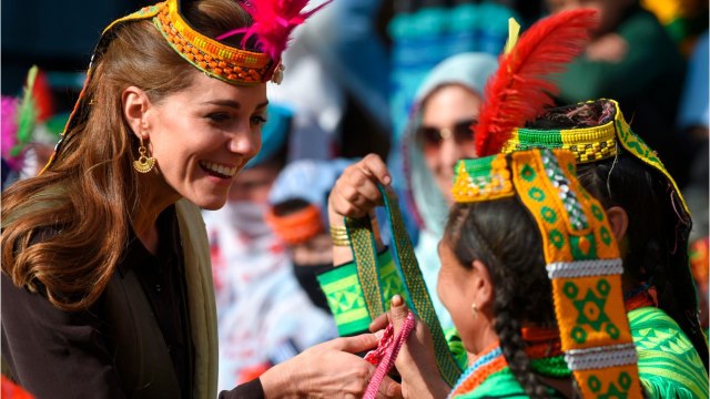 GALA VIDÉO - Grosse frayeur pour Kate Middleton et William surpris par un violent orage en avion