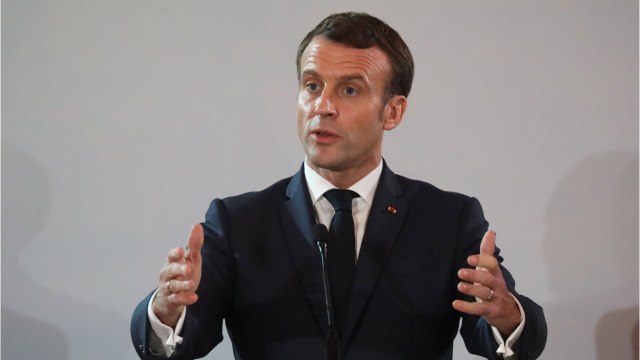 GALA VIDÉO - Emmanuel Macron studieux en vacances, l’Élysée précise qu’il a tout ce qu’il faut pour travailler !