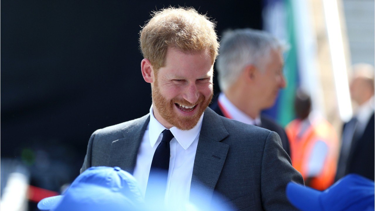 GALA VIDEO - Après la polémique du jet privé, le prince Harry fait son mea culpa