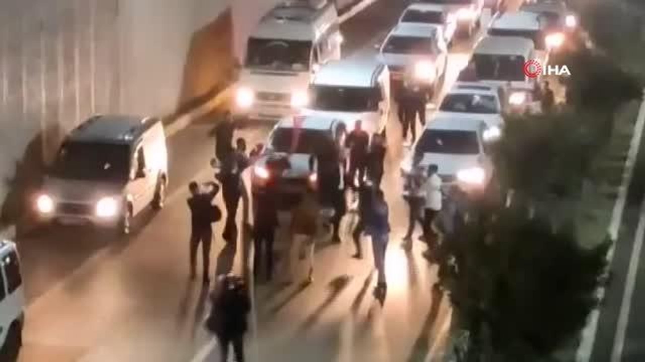 Trafikte durup göbek atan düğün konvoyundaki 5 araca 2 bin 600 TL para cezası kesildi