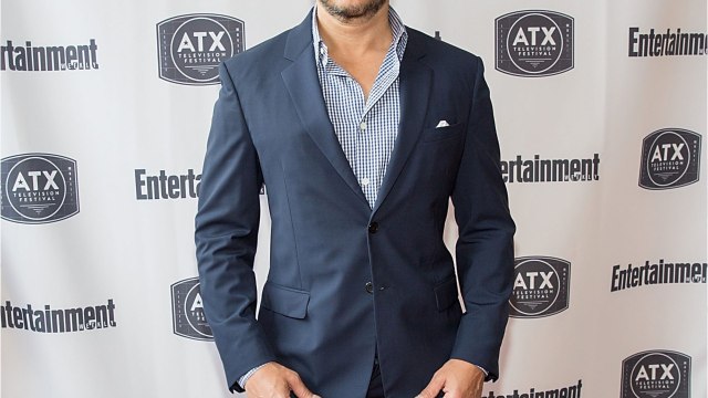 GALA VIDEO - Le créateur de la série Ugly Betty retrouvé mort dans une chambre d’hôtel