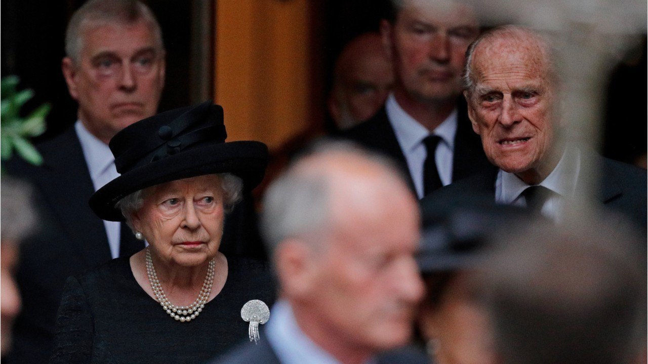 GALA VIDEO - Le prince Philip, dur avec son fils le prince Andrew, regrette qu’il soit aussi "extravagant”