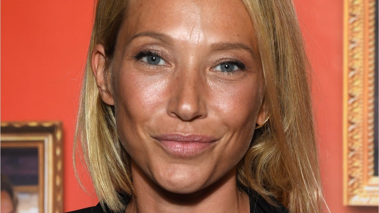 GALA VIDEO - David Hallyday dévoile un beau cliché inédit de sa soeur Laura Smet avec son mari pour clôturer 2019