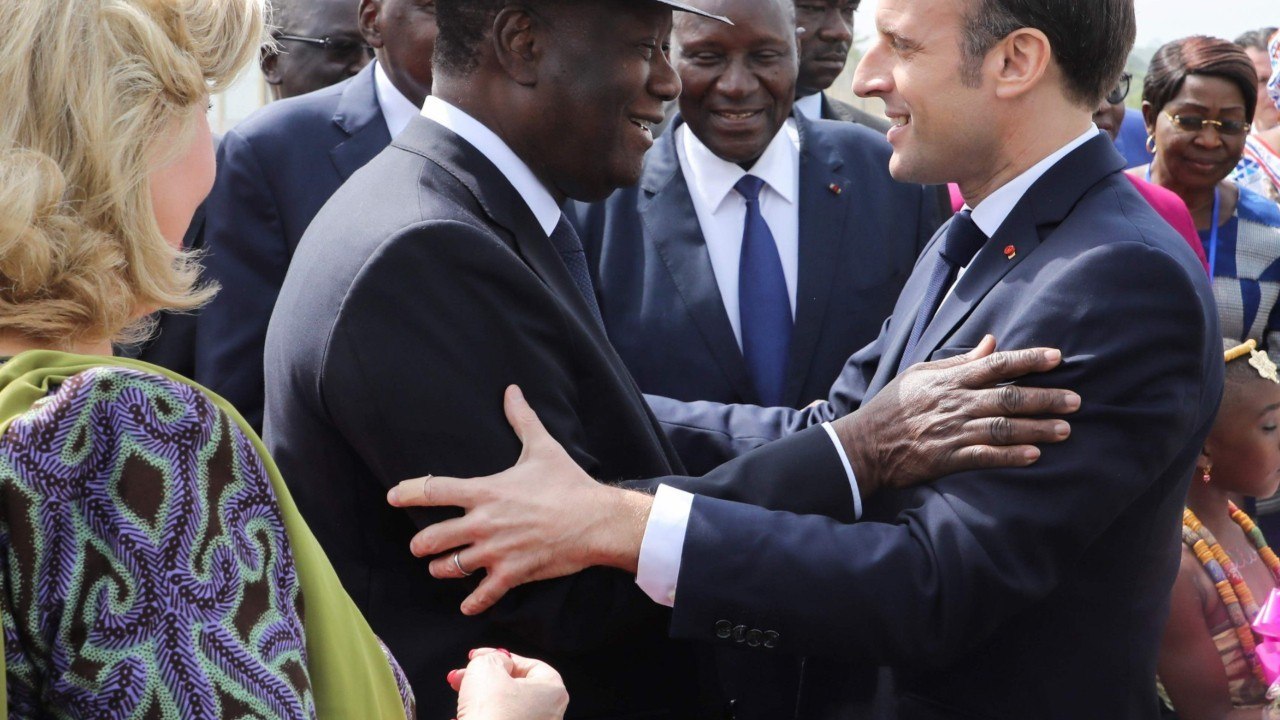 GALA VIDEO - Quand Emmanuel Macron contredit sa sécurité à Brégançon pour faire plaisir à des fans