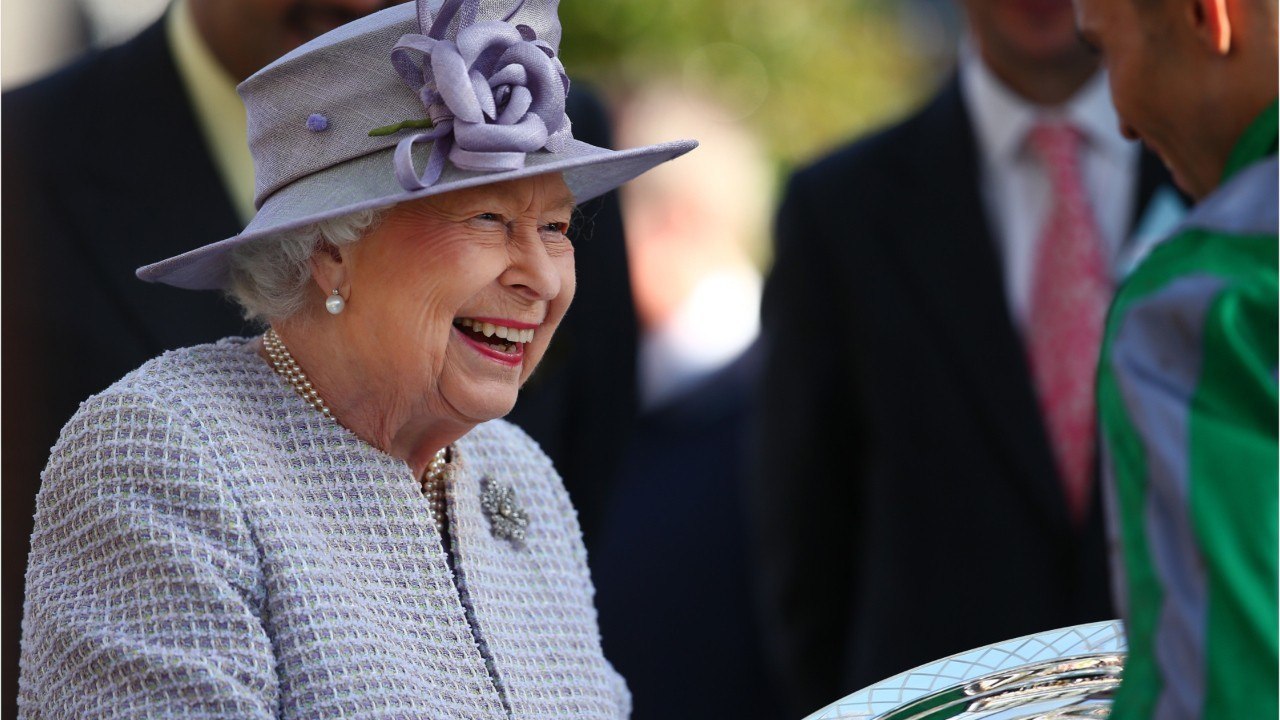 GALA VIDEO : La reine, très exigeante : ce test surréaliste qu’elle fait passer aux futurs employés de Buckingham