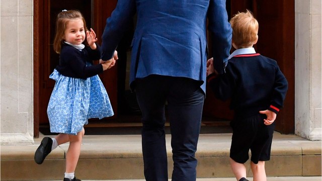 GALA VIDEO - PHOTO – George et Charlotte, craquants, accompagnés par Kate et William pour la messe de Noël