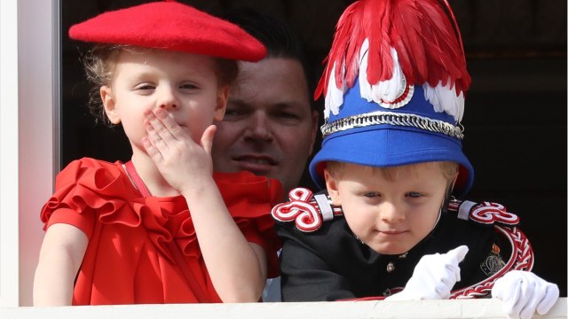 GALA VIDÉO - PHOTO – Albert et Charlene de Monaco : leurs jumeaux Jacques et Gabriella sont les stars de leur carte de voeux !